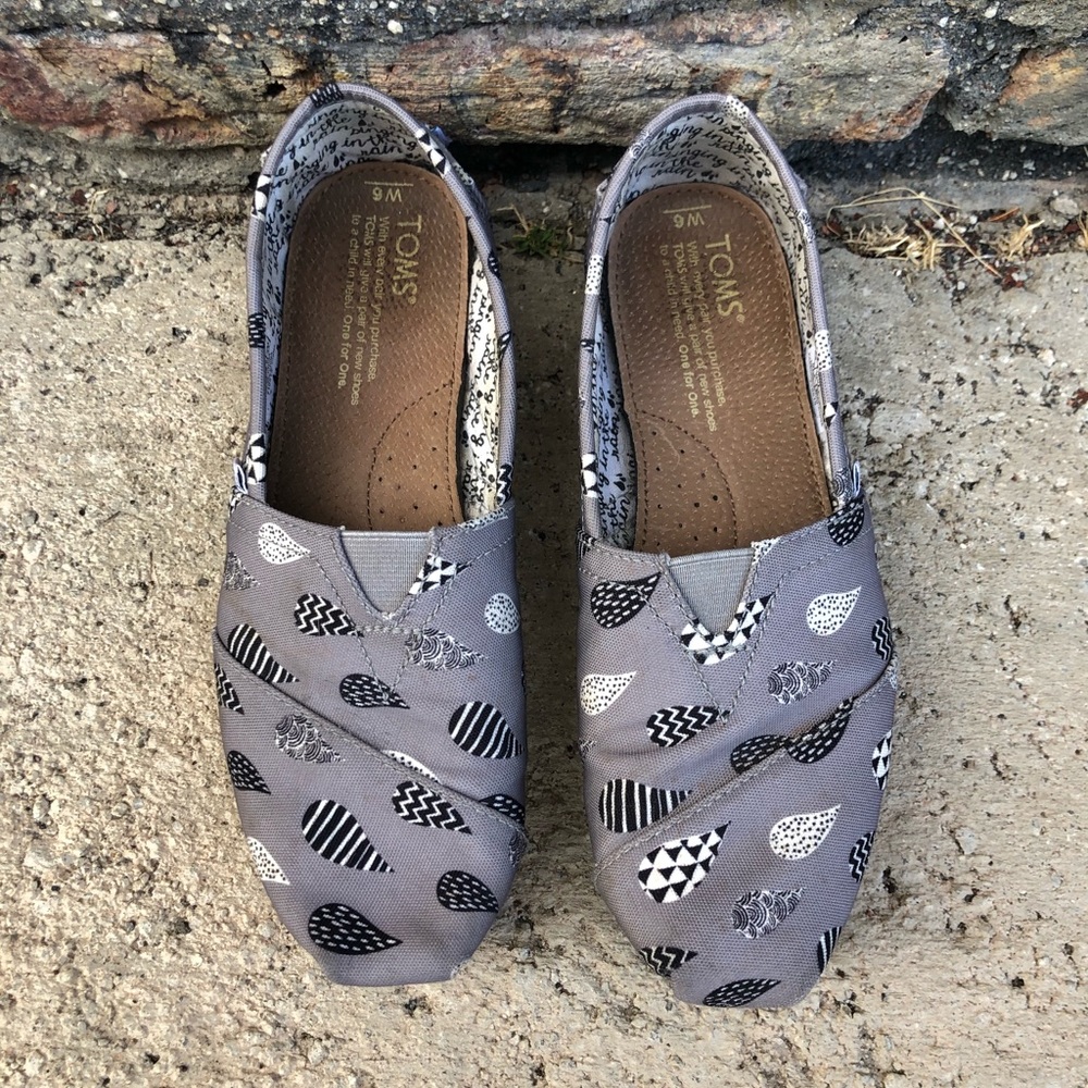 ‼️SOLD‼️ TOMS size 6